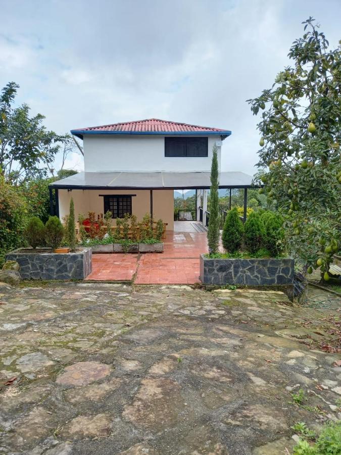 Finca clima templado, quebrada y jacuzzi; los clientes pueden usar todo el espacio y no tendrán que compartirlo con el anfitrión ni con otros huéspedes, calles en buen estado Alban  Esterno foto