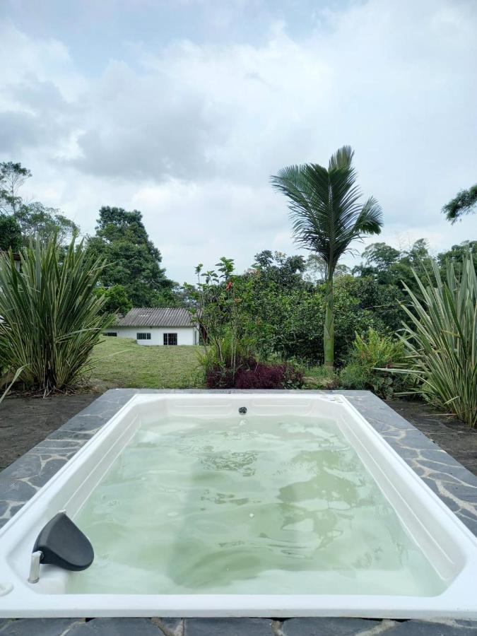 Finca clima templado, quebrada y jacuzzi; los clientes pueden usar todo el espacio y no tendrán que compartirlo con el anfitrión ni con otros huéspedes, calles en buen estado Alban  Esterno foto