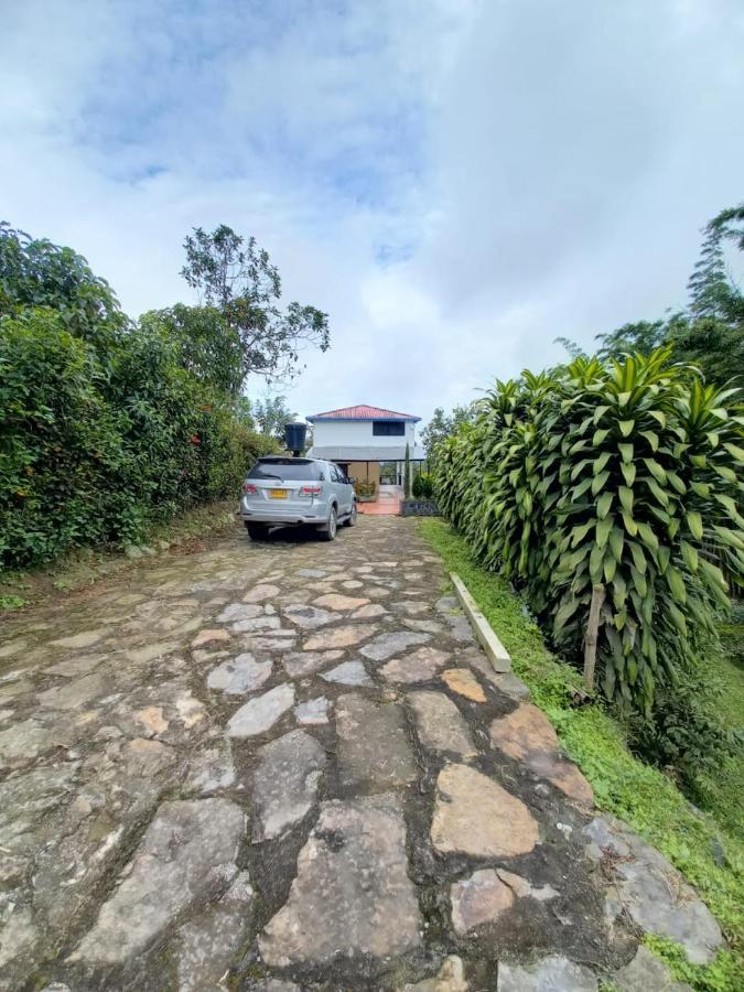 Finca clima templado, quebrada y jacuzzi; los clientes pueden usar todo el espacio y no tendrán que compartirlo con el anfitrión ni con otros huéspedes, calles en buen estado Alban  Esterno foto